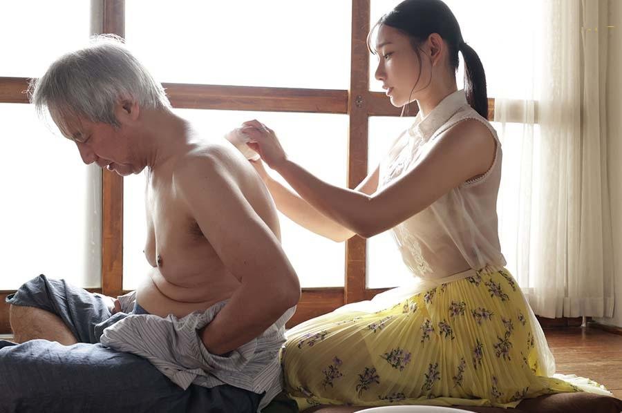 Con dâu hiếu thảo “chăm sóc” bố chồng tận tình