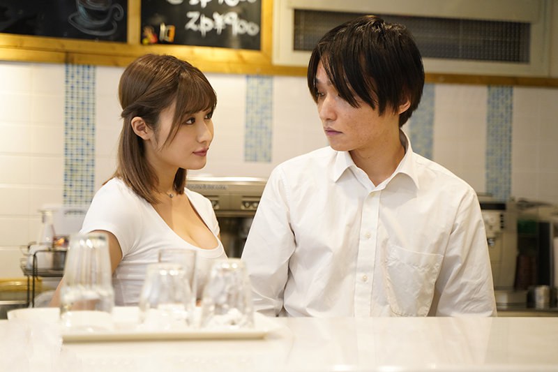 em-dong-nghiep-xinh-dep-phuc-vu-cau-dong-nghiep-lam-chung-khi-chong-vo-tam