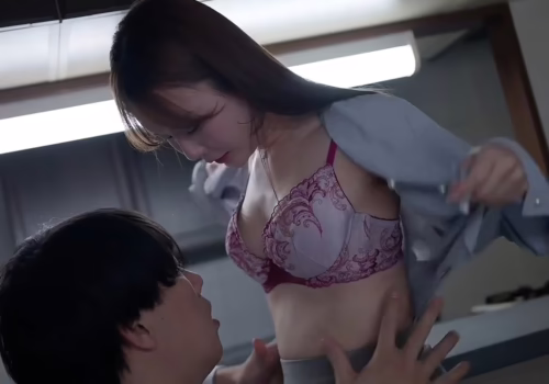 nu-nhan-vien-bat-dong-san-xinh-dep-ga-tinh-anh-chu-nha-may-man-de-duoc-hop-dong